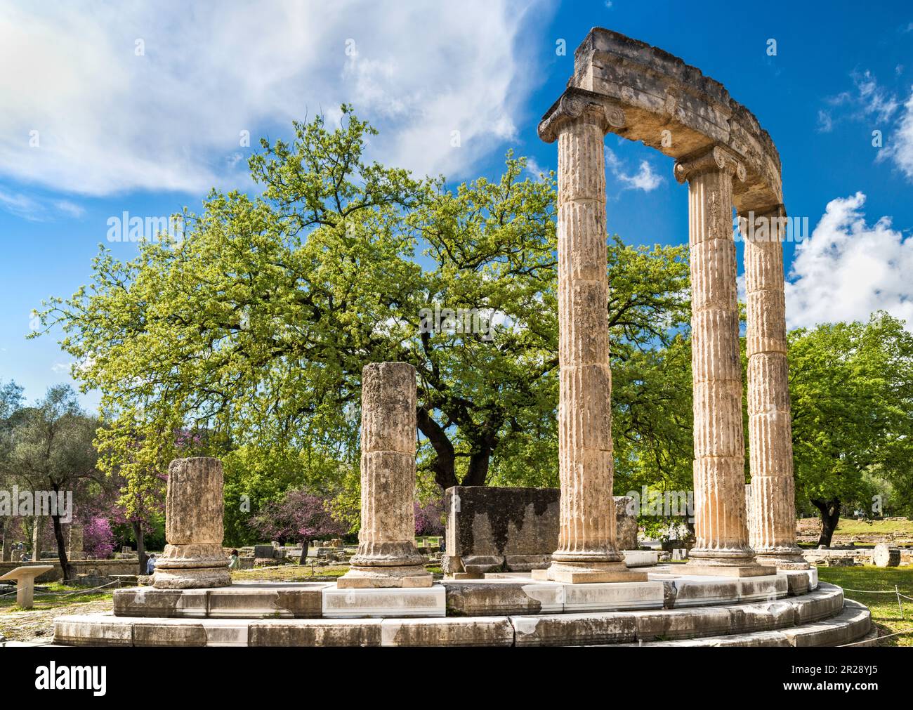 Colonne ioniche a Philippeion, periodo classico, santuario dell'antica Olimpia, penisola del Peloponneso, regione della Grecia occidentale, Grecia Foto Stock