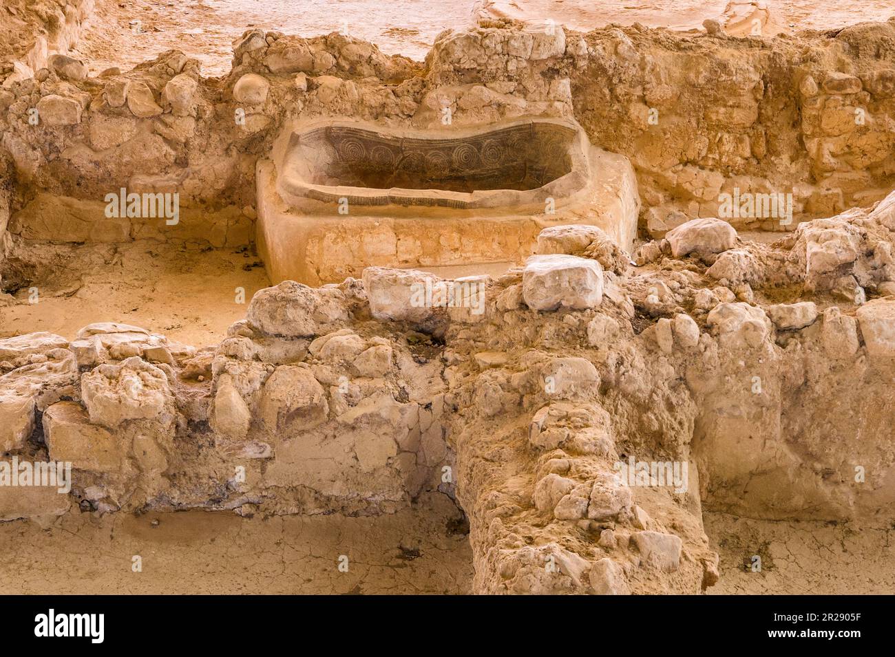 Vasca di argilla con decorazione a spirale, bagno al Palazzo di Nestor, civiltà micenea, vicino alla città di Pylos, villaggio di Chora, Peloponneso regione Grecia Foto Stock
