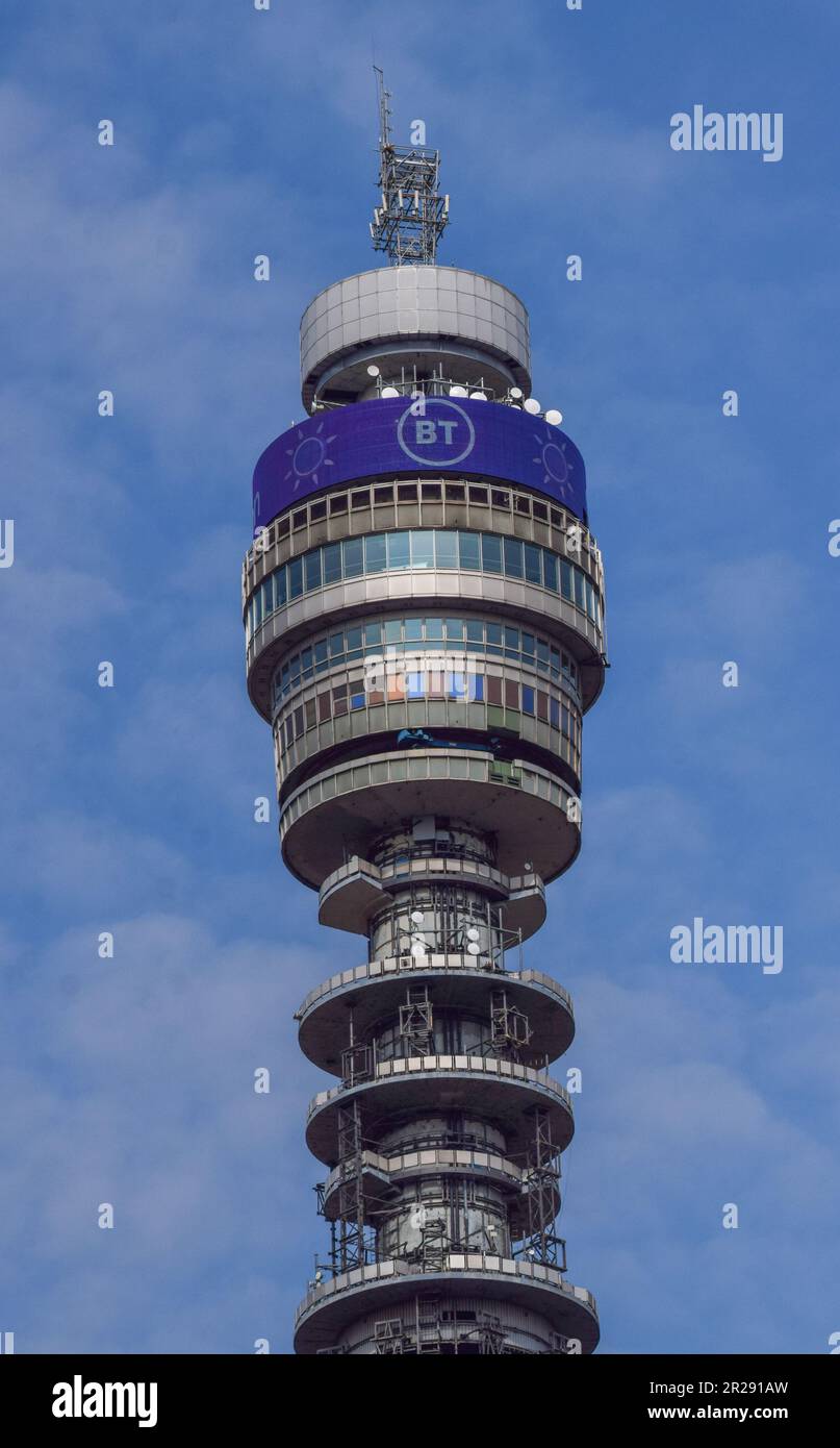 Londra, Regno Unito. 18th maggio 2023. Una visione della BT Tower nel centro di Londra, mentre il colosso delle telecomunicazioni annuncia che taglierà 55.000 posti di lavoro entro il 2030, con tecnologie tra cui l'intelligenza artificiale destinate a sostituire parte del personale. Credit: Vuk Valcic/Alamy Live News Foto Stock