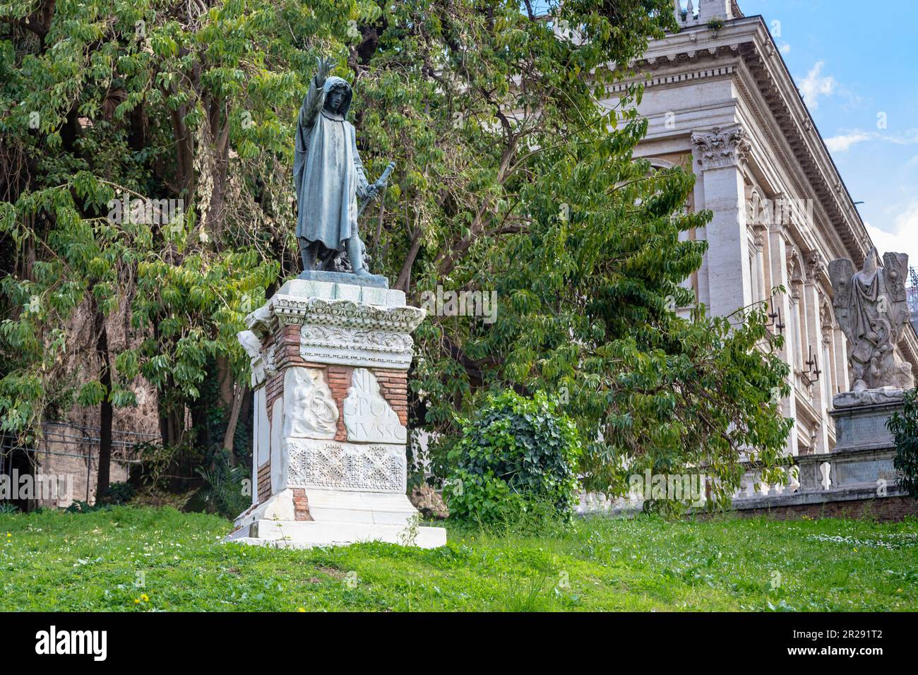ROMA, ITALIA - MARTH 10, 2023: Monumento al politico Cola di Rienzo ai piedi del Campidoglio. Foto Stock