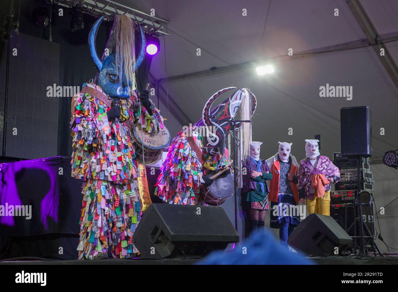 Montanchez, Spagna - 18 febbraio 2023: Il Carnevale di Jurramacho di Montanchez. Jarramplas de Piornal annuncia i festeggiamenti Foto Stock