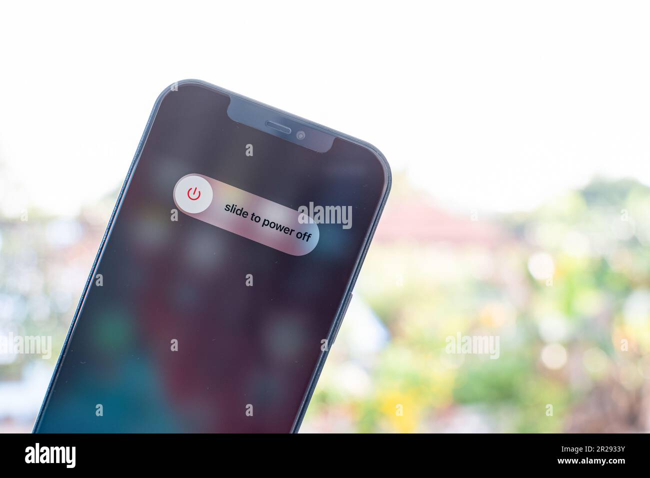 Narathiwat, Muang, Thailandia 12 febbraio 2021: Apple iPhone 7 Plus in nero con slide per spegnere opzione sullo schermo, Closeup, sfondo sfocato e. Foto Stock