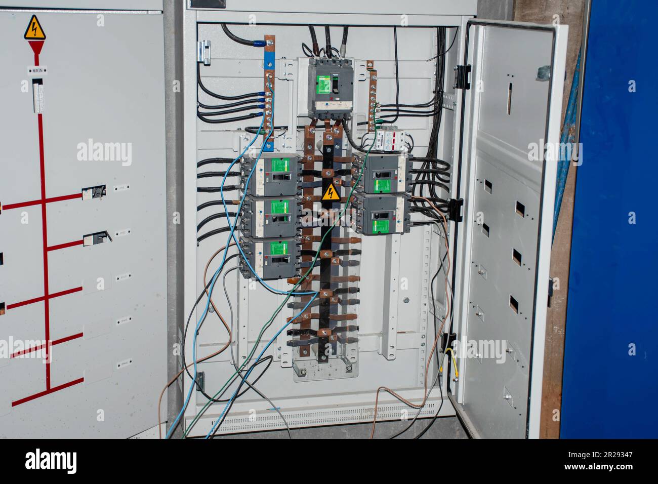 Interruttore di trasferimento automatico installato sotto l'acqua dell'edificio per passare alla selezione automatica dell'alimentazione. Noto anche come interruttore di azionamento motore, ATS Foto Stock