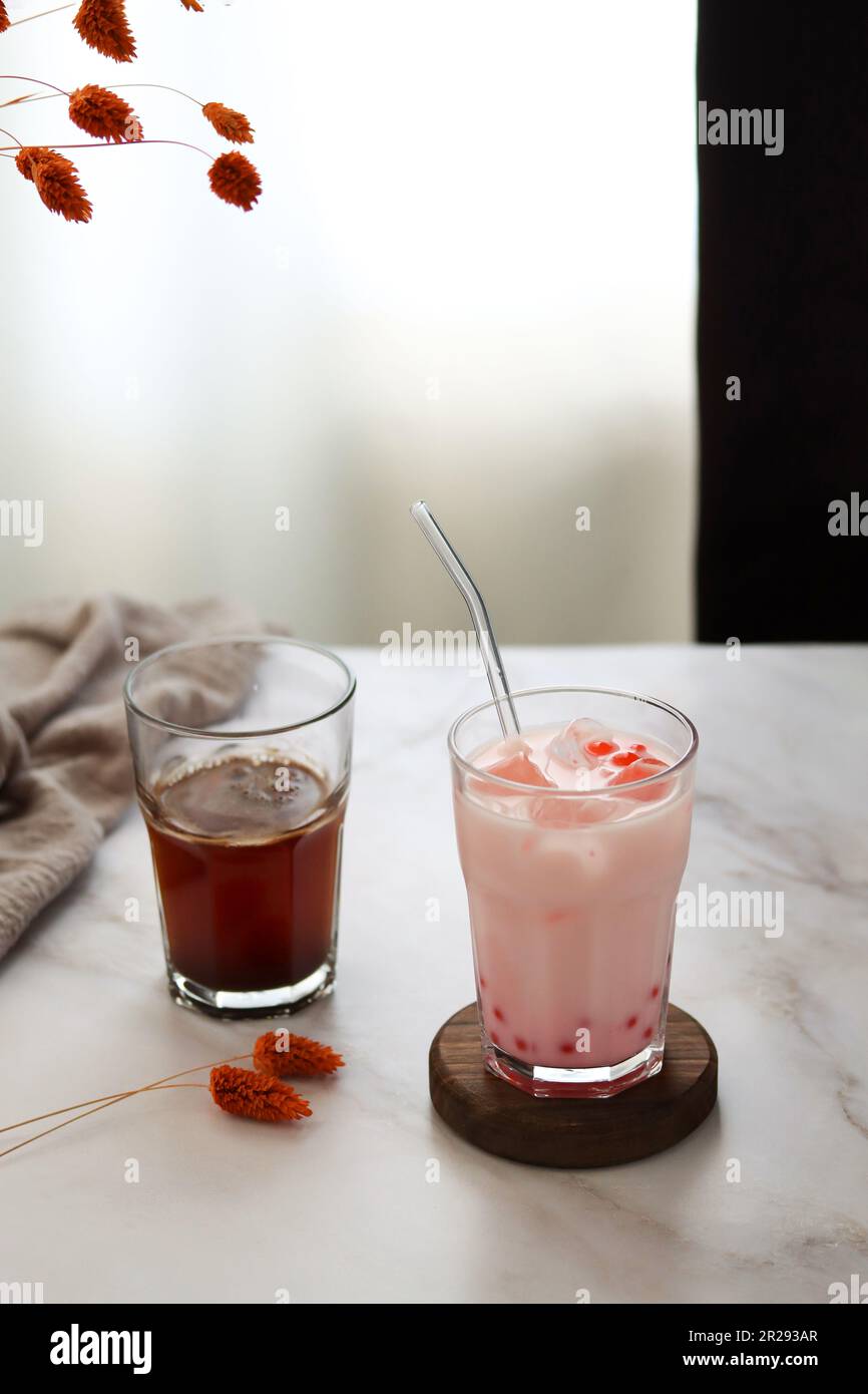 Homa ha fatto il tè freddo della bolla del latte con le perle di tapioca. Bevanda con tè al latte di fragola e palline di tapioca. Bevanda lattea con bolle di tapioka e ghiaccio Foto Stock