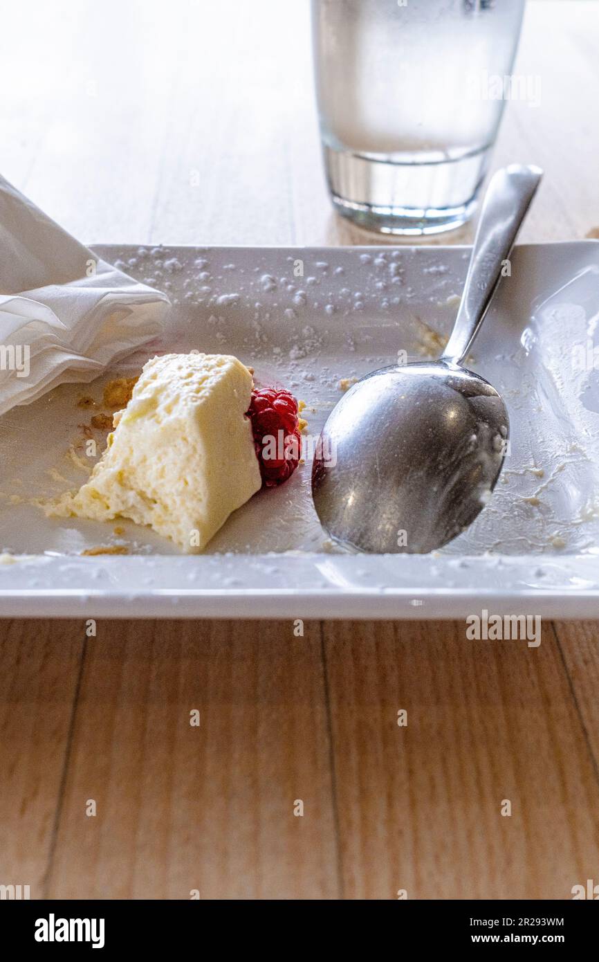 I resti di un dessert su un piatto in un ristorante. Foto Stock