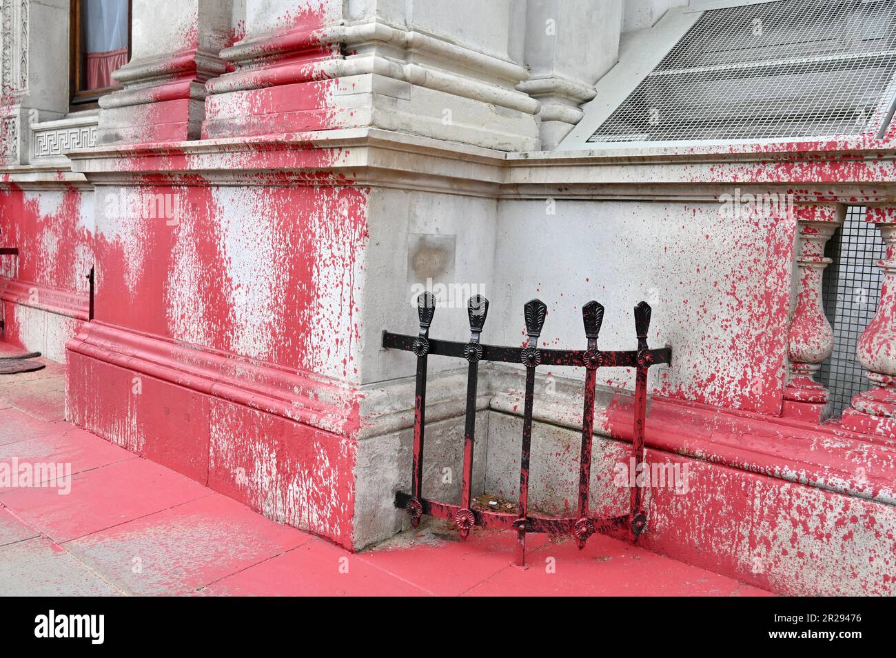 Blood Red Paint Splattered by Palestine Action on the Foreign Office to commemorate 75 anni dall'inizio della pulizia etnica della Palestina, Whitehall, Londra, Regno Unito Foto Stock