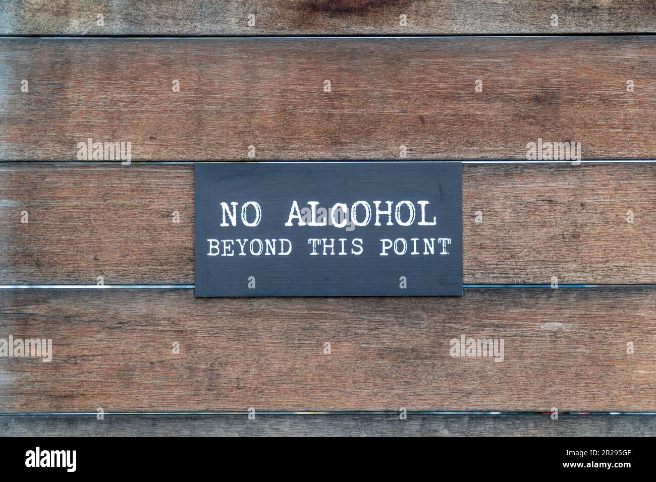 Cartello con la scritta "No alcohol Beyond this Point" con parete di legno Foto Stock