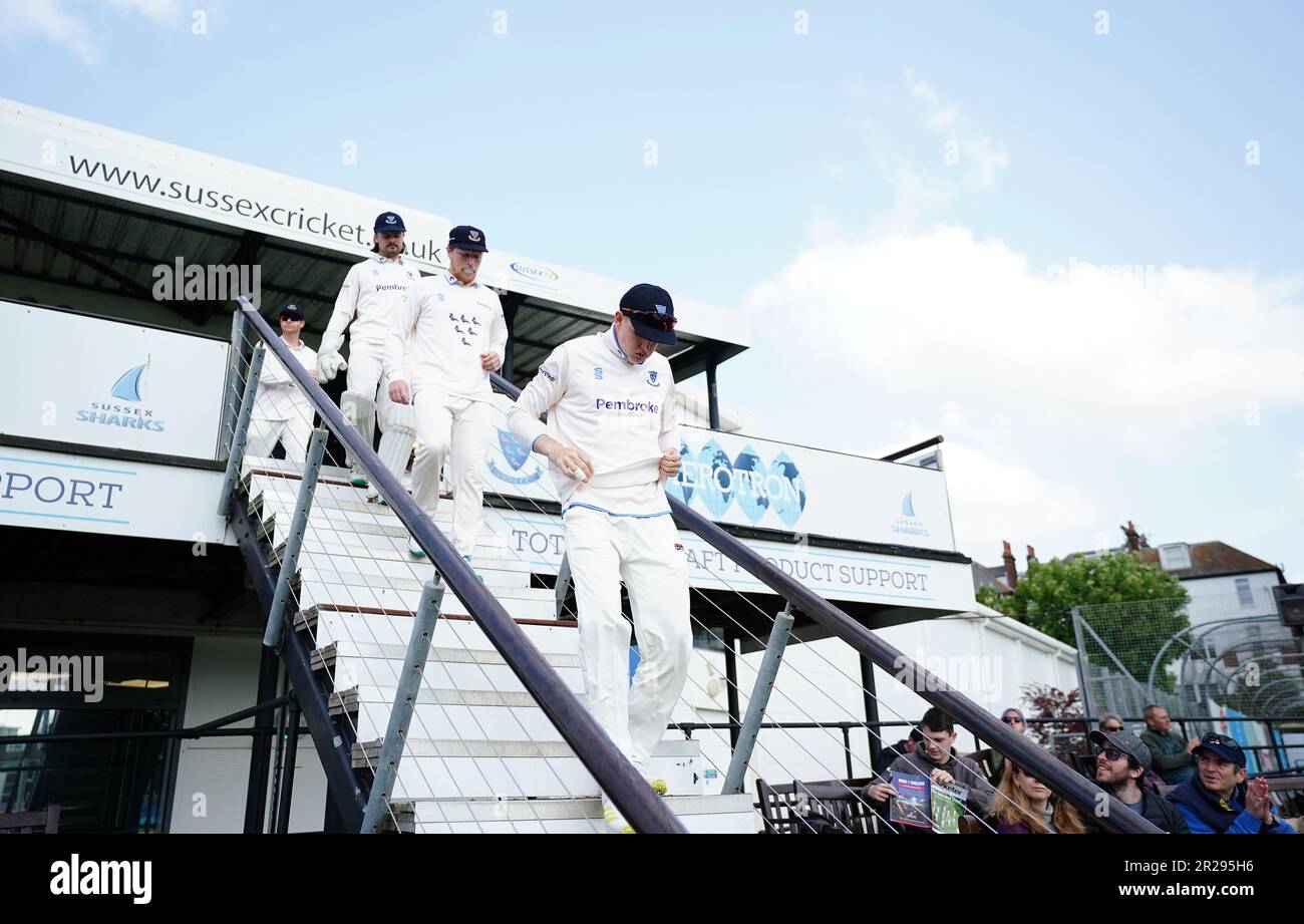 I giocatori del Sussex si fanno strada nel campo il giorno uno della partita LV= Insurance County Championship al Central County Ground 1st, Hove. Data immagine: Giovedì 18 maggio 2023. Foto Stock