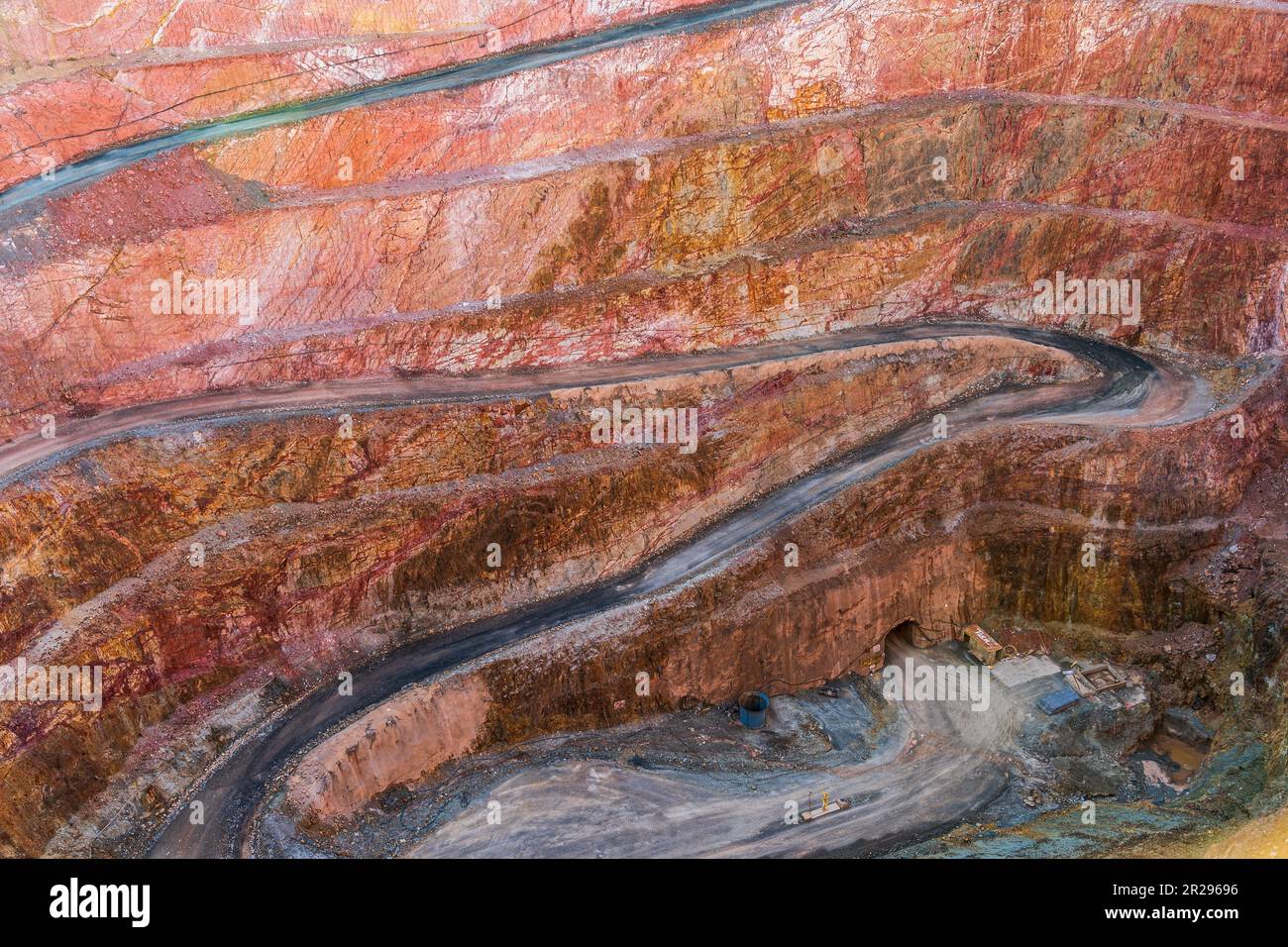 Veduta aerea di una strada che si stacca lungo i lati di una grande miniera a taglio aperto a Cobar nell'Outback New South Wales, Australia. Foto Stock