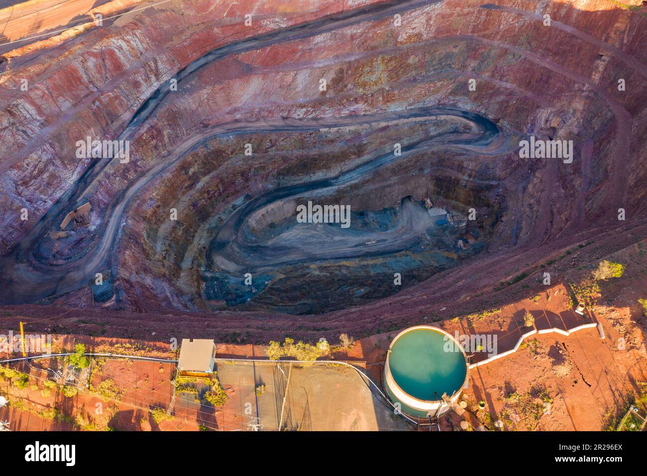 Veduta aerea di una strada che si stacca lungo i lati di una grande miniera a taglio aperto a Cobar nell'Outback New South Wales, Australia. Foto Stock