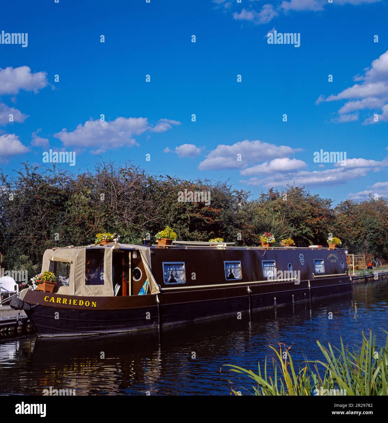 Barca stretta sulla superstrada navigabile Grand Union Canal Principal tra Londra e le Midlands England Foto Stock