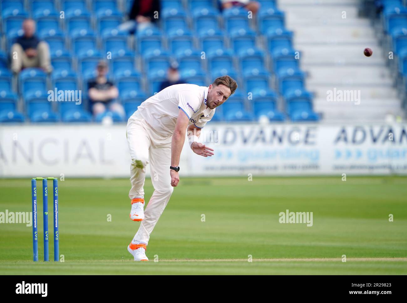 Sussex's Ollie Robinson bowling il primo giorno della partita LV= Insurance County Championship al Central County Ground 1st, Hove. Data immagine: Giovedì 18 maggio 2023. Foto Stock