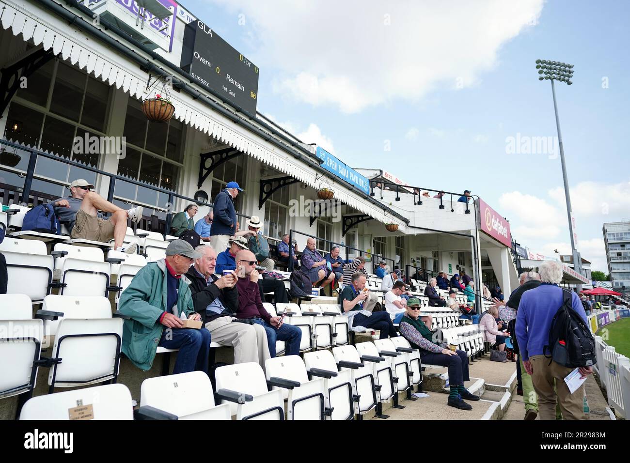 Vista generale dei tifosi negli stand il primo giorno della partita LV= Insurance County Championship al Central County Ground 1st, Hove. Data immagine: Giovedì 18 maggio 2023. Foto Stock