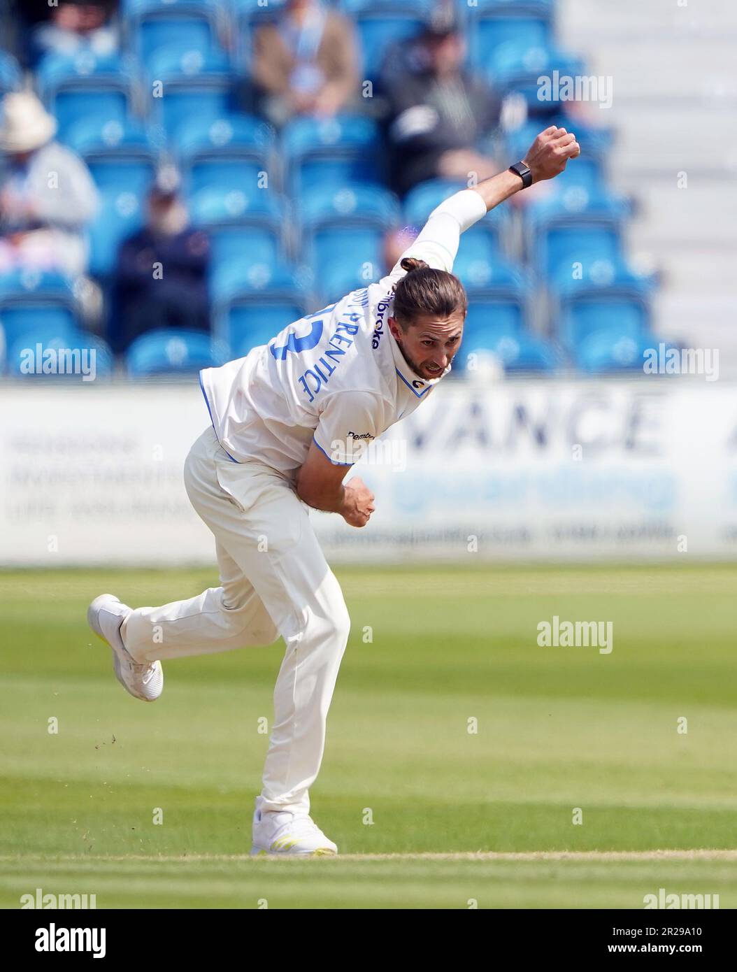 Sussex's Fynn Hudson-Prentice bowling il giorno uno della partita LV= Insurance County Championship al 1st Central County Ground, Hove. Data immagine: Giovedì 18 maggio 2023. Foto Stock