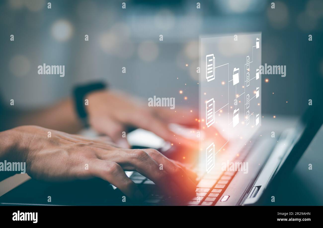 Database di documentazione online e concetto di sistema di gestione dei documenti, uomo d'affari che utilizza tablet o computer, sistema di gestione dei documenti e automazione Foto Stock