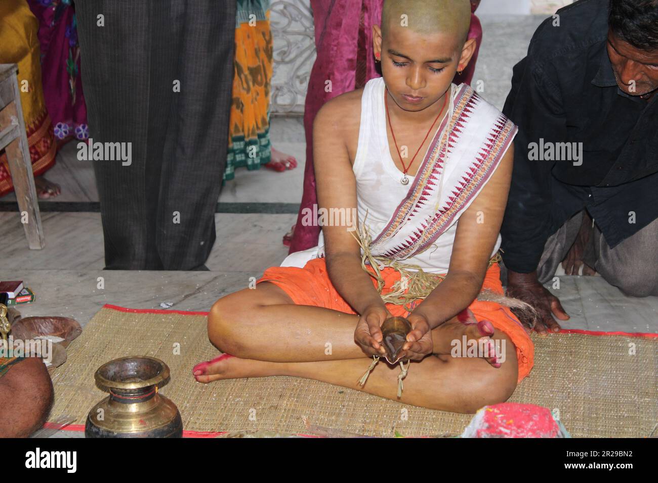 Cerimonia Upanayana sanskara in corso. Tradizionalmente, questo rituale era per i bambini di 7, 9 e 11 anni nell'Asia meridionale, ma ora è praticato per tutte le età. Foto Stock