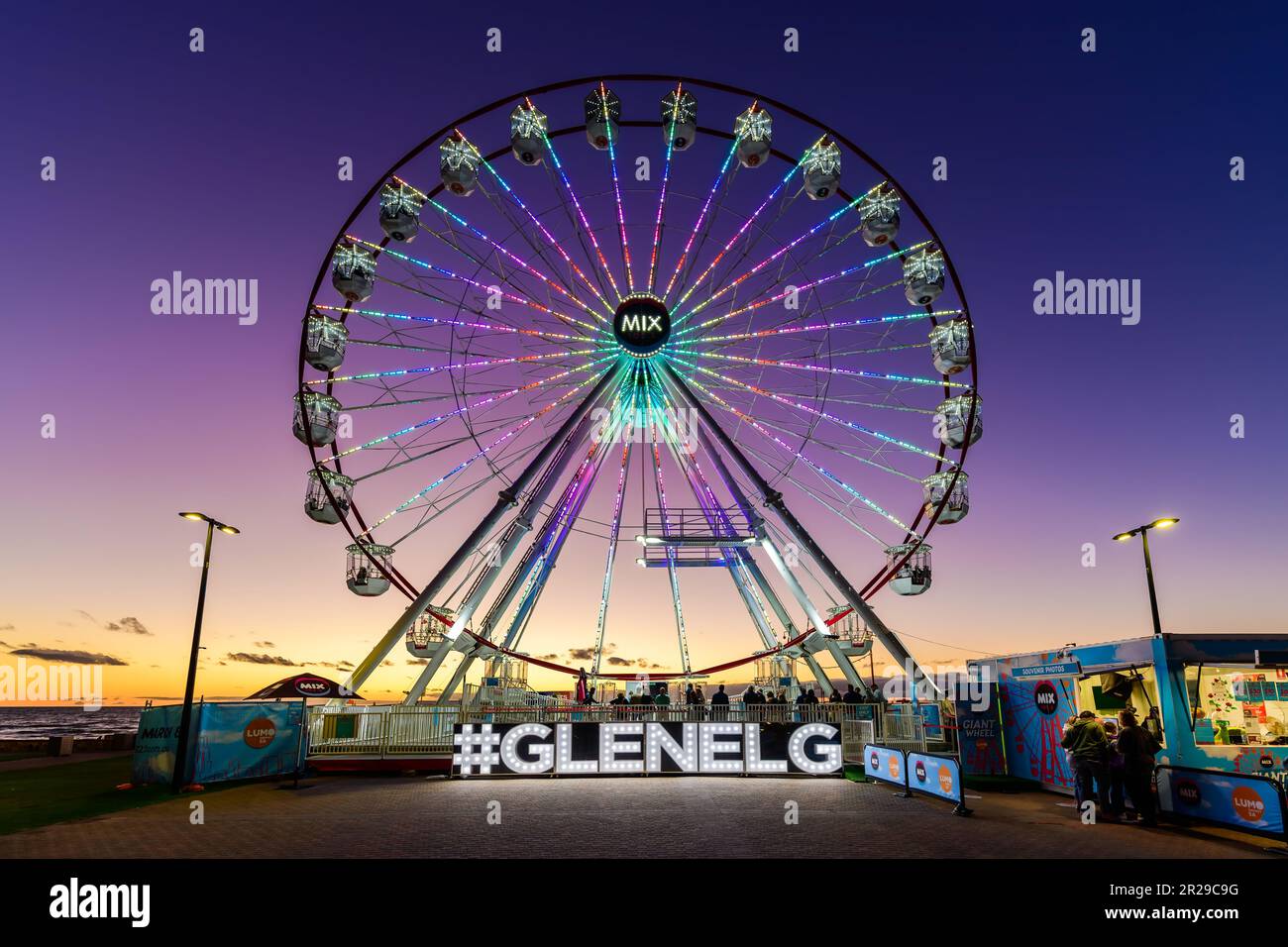 Adelaide, South Australia - 22 febbraio 2021: Glenelg Mix102,3 Giant Ferris Wheel a Moseley Square illuminata al crepuscolo vista verso la spiaggia Foto Stock