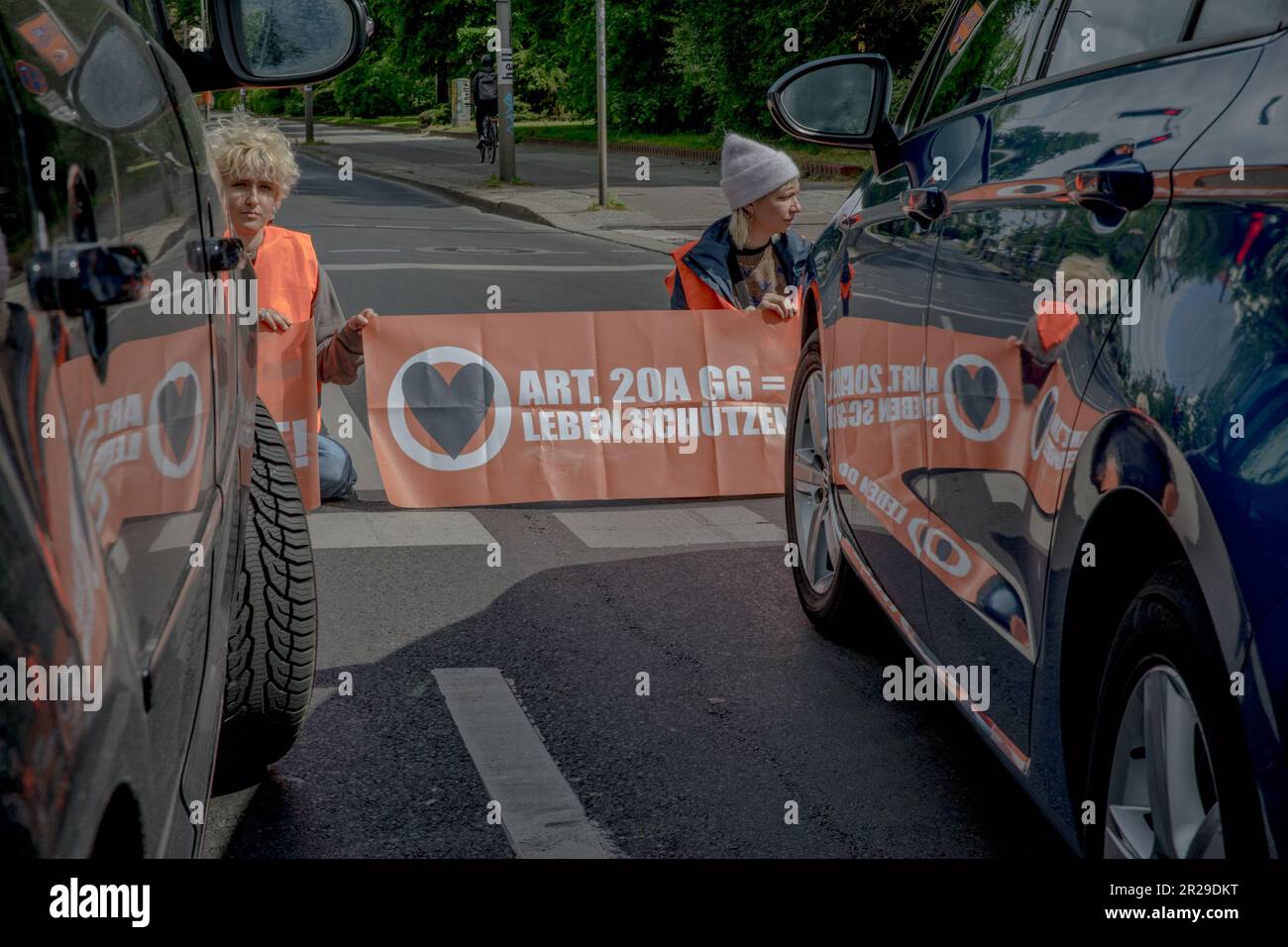 Berlino, Germania. 18th maggio, 2023. I manifestanti climatici della generazione Letzte hanno continuato a bloccare il traffico a Berlino su molte strade e sull'autostrada A100 il 18 maggio 2023. Last Generation è un gruppo di attivisti del clima con sede in Germania e Austria. Il gruppo cerca di costringere i governi tedesco e austriaco ad adottare misure decisive contro la crisi climatica attraverso atti di disobbedienza civile. (Foto di Michael Kuenne/PRESSCOV/Sipa USA) Credit: Sipa USA/Alamy Live News Foto Stock