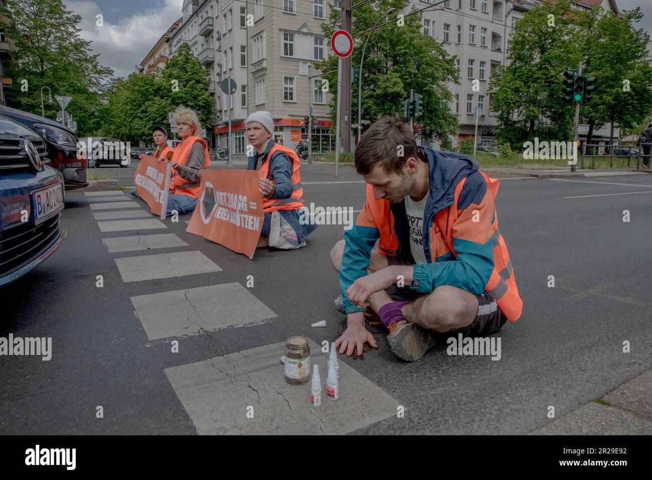 Berlino, Germania. 18th maggio, 2023. I manifestanti climatici della generazione Letzte hanno continuato a bloccare il traffico a Berlino su molte strade e sull'autostrada A100 il 18 maggio 2023. Last Generation è un gruppo di attivisti del clima con sede in Germania e Austria. Il gruppo cerca di costringere i governi tedesco e austriaco ad adottare misure decisive contro la crisi climatica attraverso atti di disobbedienza civile. (Foto di Michael Kuenne/PRESSCOV/Sipa USA) Credit: Sipa USA/Alamy Live News Foto Stock