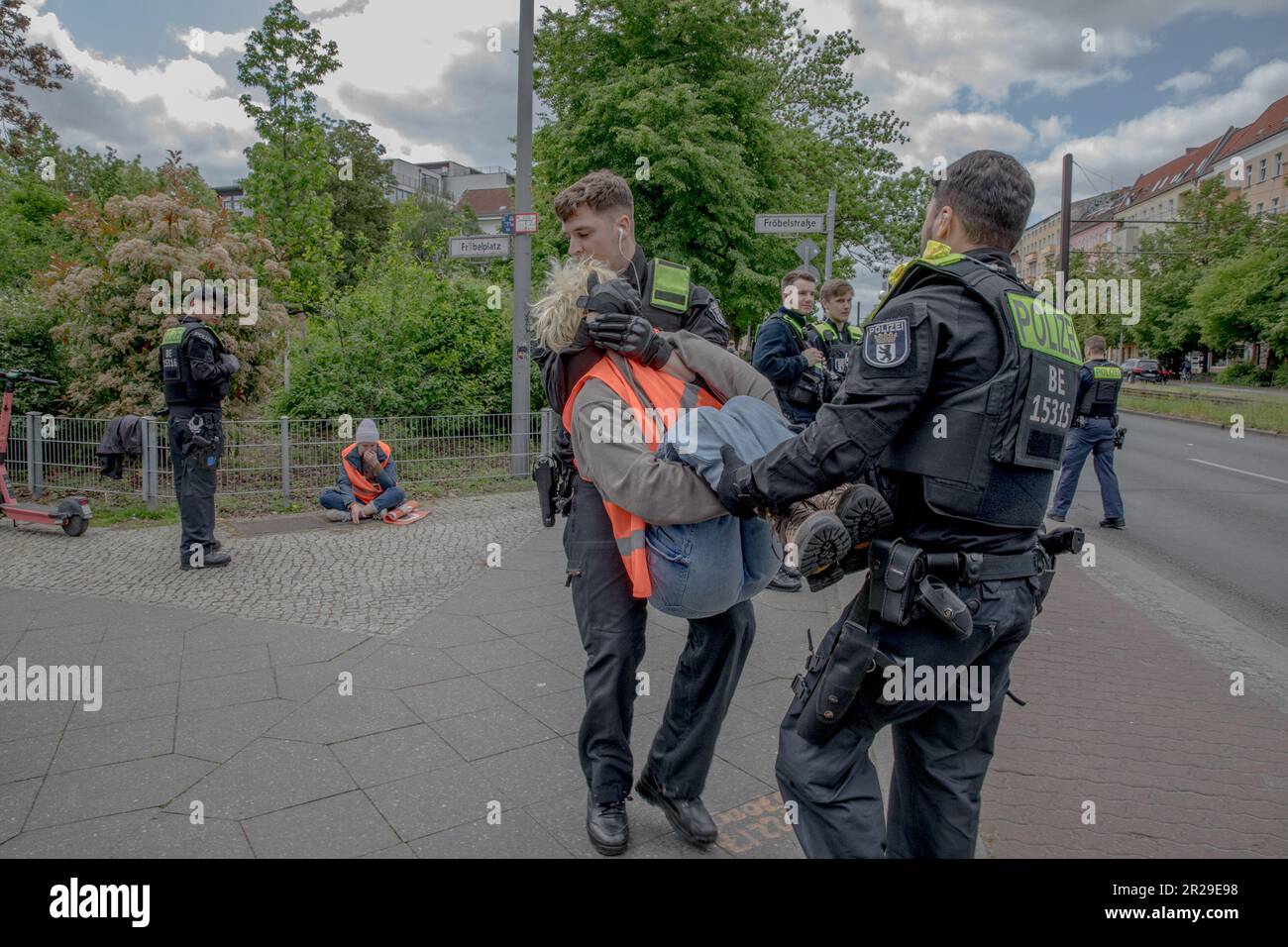 Berlino, Germania. 18th maggio, 2023. I manifestanti climatici della generazione Letzte hanno continuato a bloccare il traffico a Berlino su molte strade e sull'autostrada A100 il 18 maggio 2023. Last Generation è un gruppo di attivisti del clima con sede in Germania e Austria. Il gruppo cerca di costringere i governi tedesco e austriaco ad adottare misure decisive contro la crisi climatica attraverso atti di disobbedienza civile. (Foto di Michael Kuenne/PRESSCOV/Sipa USA) Credit: Sipa USA/Alamy Live News Foto Stock