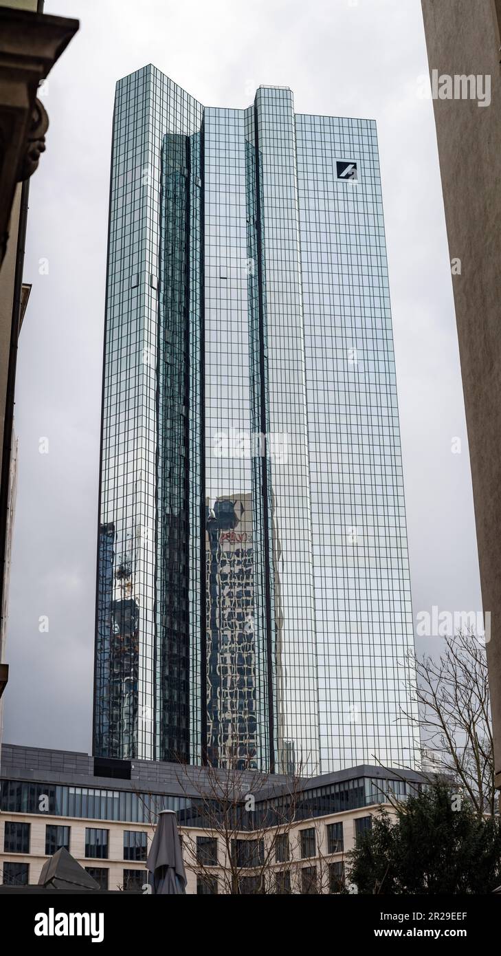 Deutsche Bank edificio torre in città. Alta architettura in uno stile d'ufficio moderno. Quartiere bancario nel centro città. Foto Stock