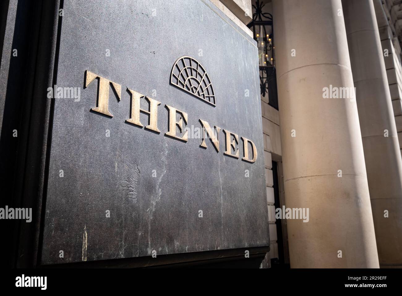 Londra - Maggio 2023: The Ned, segnaletica dell'hotel a 5 stelle e club privato della City of London Foto Stock