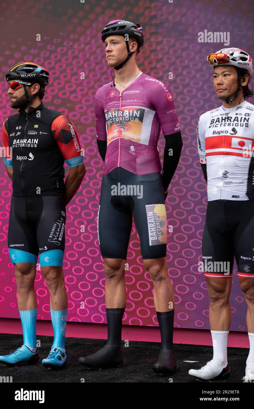 Bra, Italia. Maggio 18th 2023. Il ciclista italiano Jonathan Milano, della squadra vincitrice del Bahrain e della maglia ciclamino al giro d'Italia, poco prima dello start della dodicesima tappa da Bra (Cuneo) a Rivoli (Torino). Credit: Luca Presentia / Alamy Live News Foto Stock