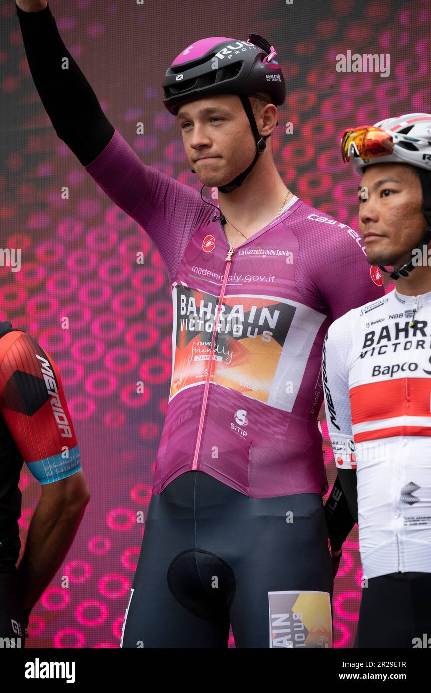 Bra, Italia. Maggio 18th 2023. Il ciclista italiano Jonathan Milano, della squadra vincitrice del Bahrain e della maglia ciclamino al giro d'Italia, poco prima dello start della dodicesima tappa da Bra (Cuneo) a Rivoli (Torino). Credit: Luca Presentia / Alamy Live News Foto Stock