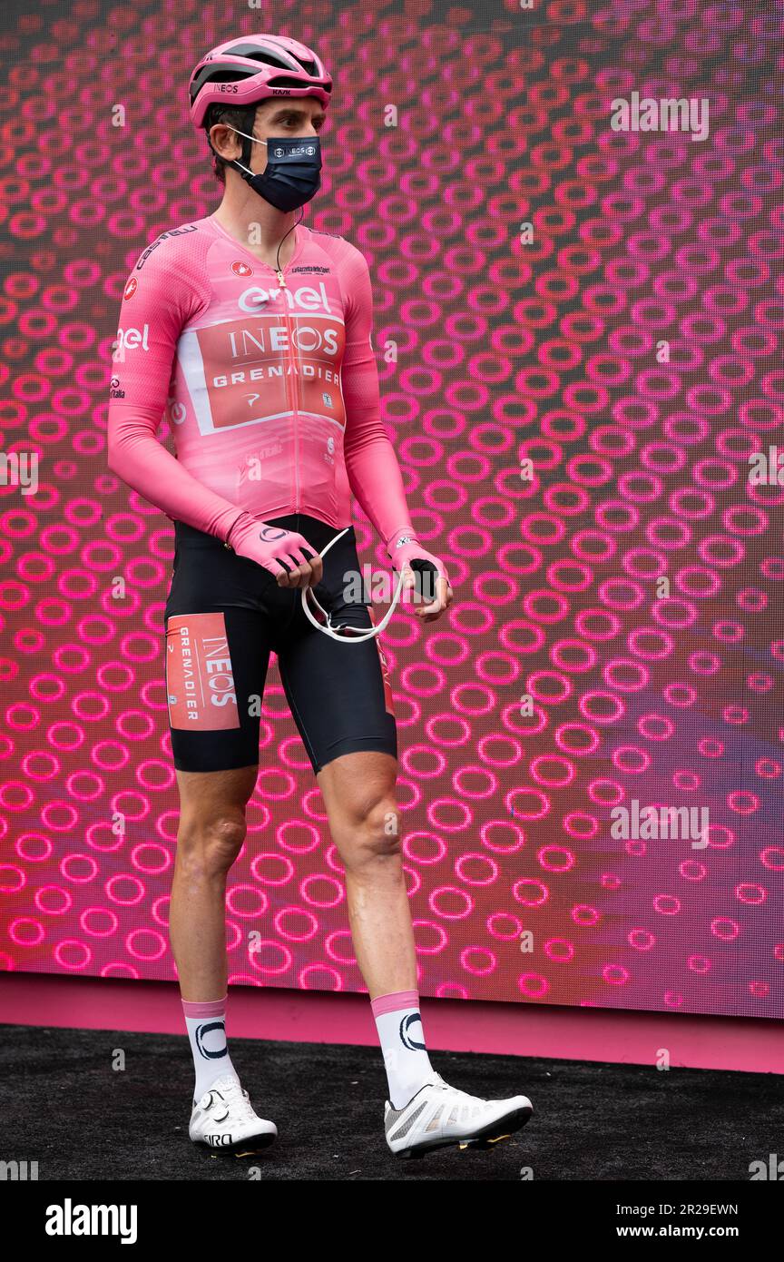 Bra, Italia. Maggio 18th 2023. Il ciclista inglese Geraint Thomas, del team Ineos Grenadiers e della maglia rosa al giro d'Italia, poco prima dello start della dodicesima tappa da Bra (Cuneo) a Rivoli (Torino). Credit: Luca Presentia / Alamy Live News Foto Stock