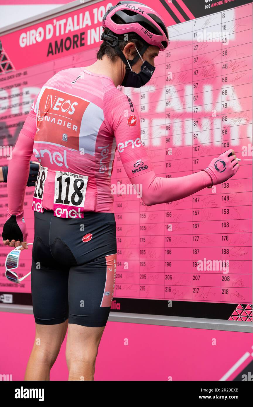 Bra, Italia. Maggio 18th 2023. Il ciclista inglese Geraint Thomas, del team Ineos Grenadiers e della maglia rosa al giro d'Italia, poco prima dello start della dodicesima tappa da Bra (Cuneo) a Rivoli (Torino). Credit: Luca Presentia / Alamy Live News Foto Stock