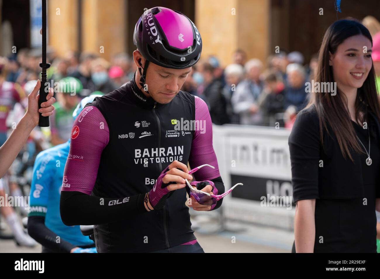 Bra, Italia. Maggio 18th 2023. Il ciclista italiano Jonathan Milano, della squadra vincitrice del Bahrain e della maglia ciclamino al giro d'Italia, poco prima dello start della dodicesima tappa da Bra (Cuneo) a Rivoli (Torino). Credit: Luca Presentia / Alamy Live News Foto Stock