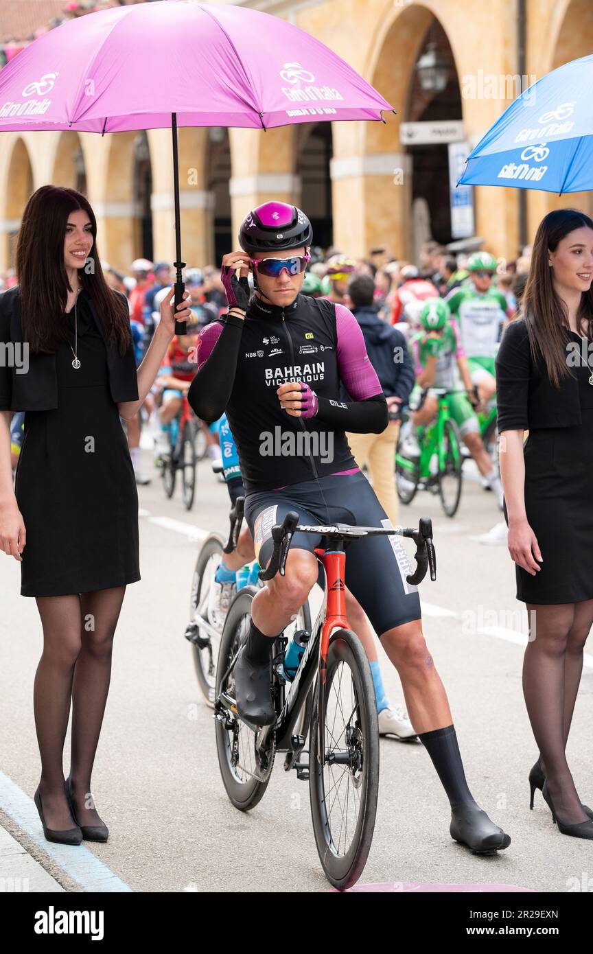 Bra, Italia. Maggio 18th 2023. Il ciclista italiano Jonathan Milano, della squadra vincitrice del Bahrain e della maglia ciclamino al giro d'Italia, poco prima dello start della dodicesima tappa da Bra (Cuneo) a Rivoli (Torino). Credit: Luca Presentia / Alamy Live News Foto Stock