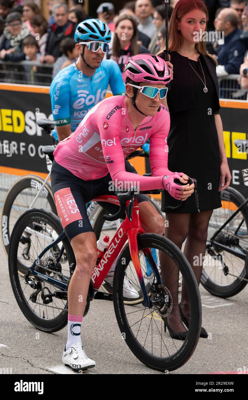 Bra, Italia. Maggio 18th 2023. Il ciclista inglese Geraint Thomas, del team Ineos Grenadiers e della maglia rosa al giro d'Italia, poco prima dello start della dodicesima tappa da Bra (Cuneo) a Rivoli (Torino). Credit: Luca Presentia / Alamy Live News Foto Stock