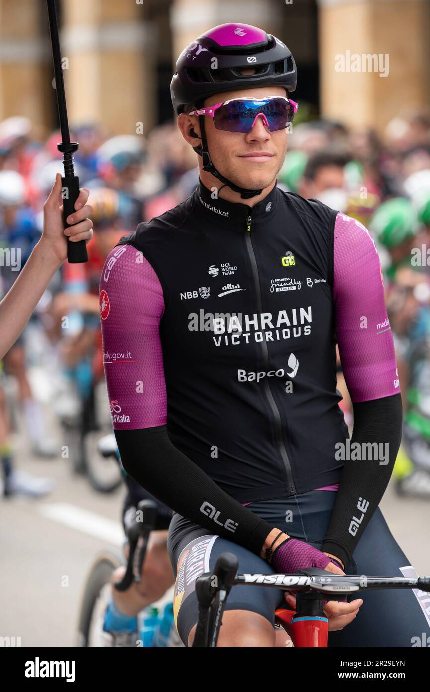 Bra, Italia. Maggio 18th 2023. Il ciclista italiano Jonathan Milano, della squadra vincitrice del Bahrain e della maglia ciclamino al giro d'Italia, poco prima dello start della dodicesima tappa da Bra (Cuneo) a Rivoli (Torino). Credit: Luca Presentia / Alamy Live News Foto Stock