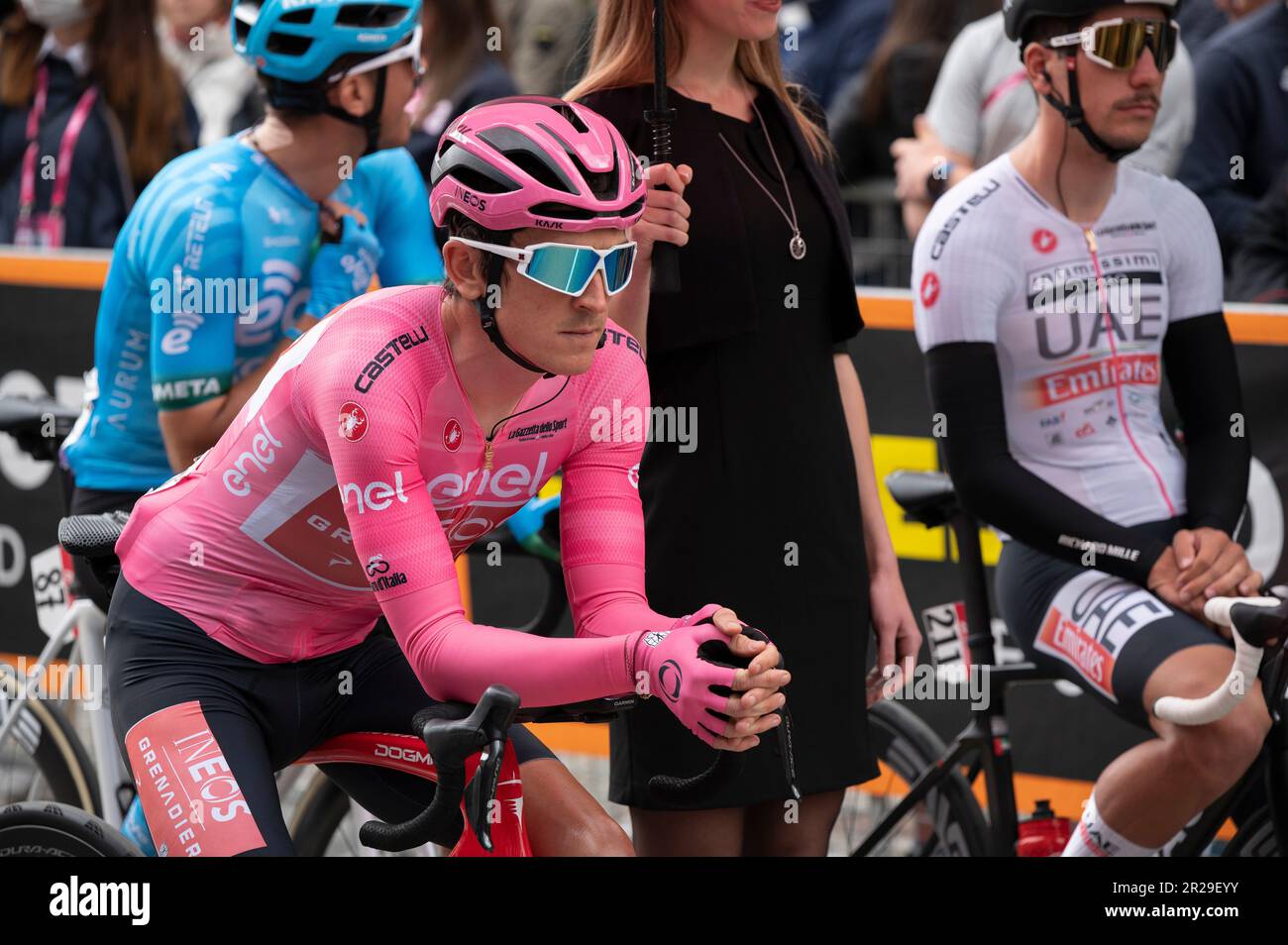 Bra, Italia. Maggio 18th 2023. Il ciclista inglese Geraint Thomas, del team Ineos Grenadiers e della maglia rosa al giro d'Italia, poco prima dello start della dodicesima tappa da Bra (Cuneo) a Rivoli (Torino). Credit: Luca Presentia / Alamy Live News Foto Stock