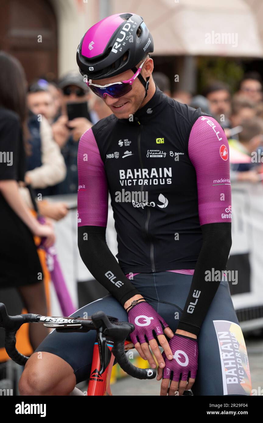 Bra, Italia. Maggio 18th 2023. Il ciclista italiano Jonathan Milano, della squadra vincitrice del Bahrain e della maglia ciclamino al giro d'Italia, poco prima dello start della dodicesima tappa da Bra (Cuneo) a Rivoli (Torino). Credit: Luca Presentia / Alamy Live News Foto Stock