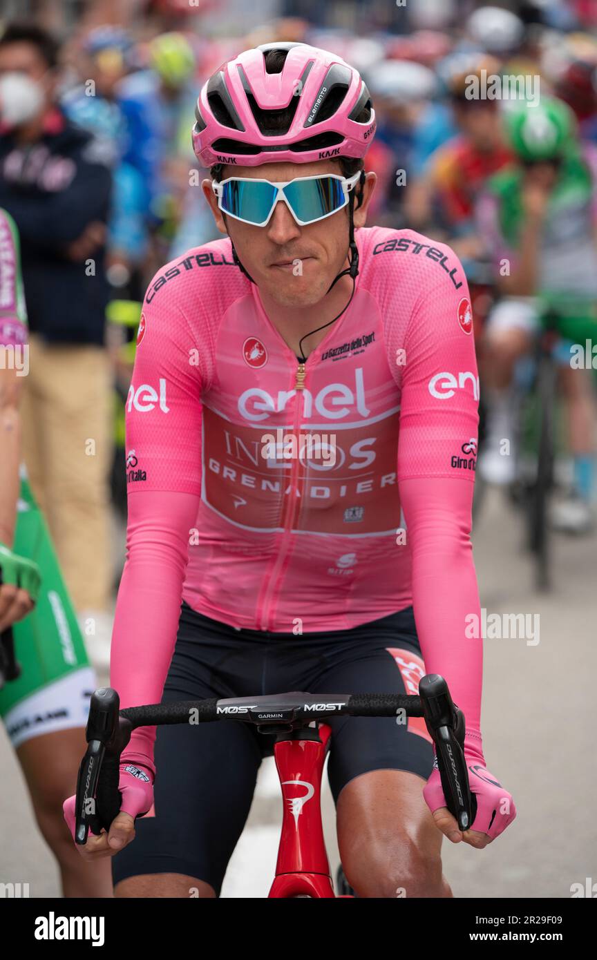 Bra, Italia. Maggio 18th 2023. Il ciclista inglese Geraint Thomas, del team Ineos Grenadiers e della maglia rosa al giro d'Italia, poco prima dello start della dodicesima tappa da Bra (Cuneo) a Rivoli (Torino). Credit: Luca Presentia / Alamy Live News Foto Stock