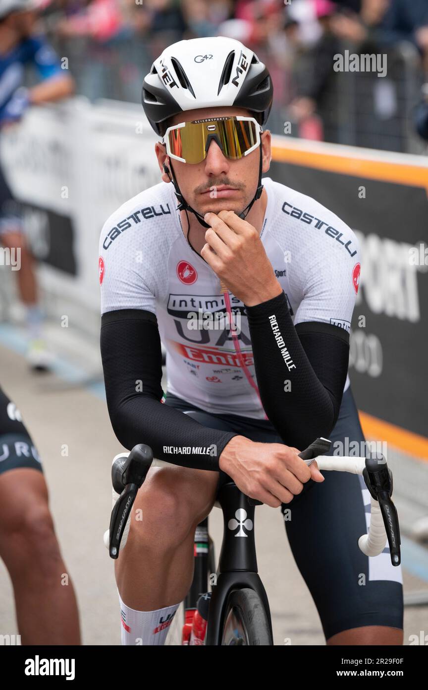 Bra, Italia. Maggio 18th 2023. Il ciclista portoghese Pedro Gonchalves Almeida, della scuderia Emirates del Team UAE e della maglia bianca al giro d'Italia, poco prima João inizio della dodicesima tappa da Bra (Cuneo) a Rivoli (Torino). Credit: Luca Presentia / Alamy Live News Foto Stock