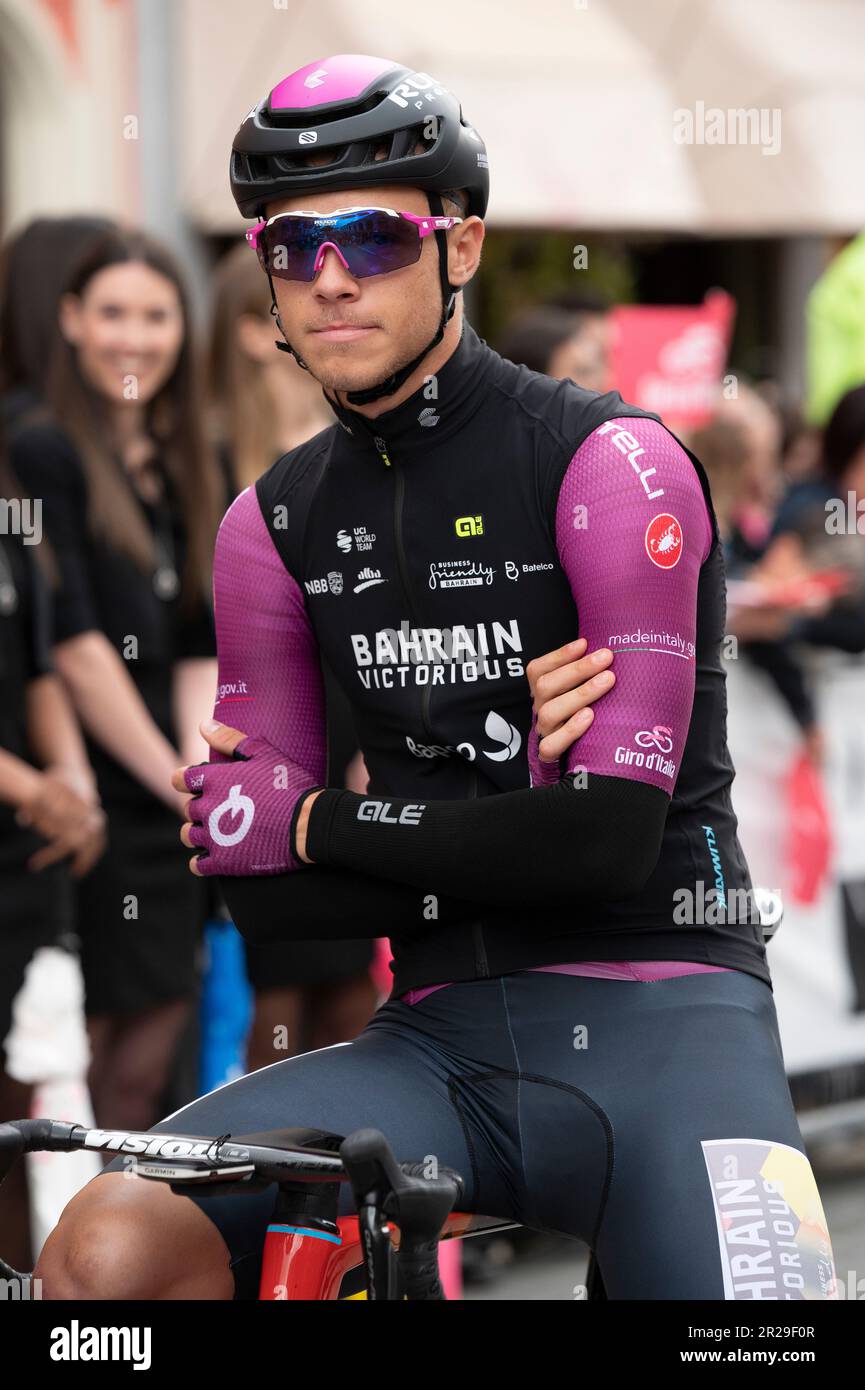 Bra, Italia. Maggio 18th 2023. Il ciclista italiano Jonathan Milano, della squadra vincitrice del Bahrain e della maglia ciclamino al giro d'Italia, poco prima dello start della dodicesima tappa da Bra (Cuneo) a Rivoli (Torino). Credit: Luca Presentia / Alamy Live News Foto Stock