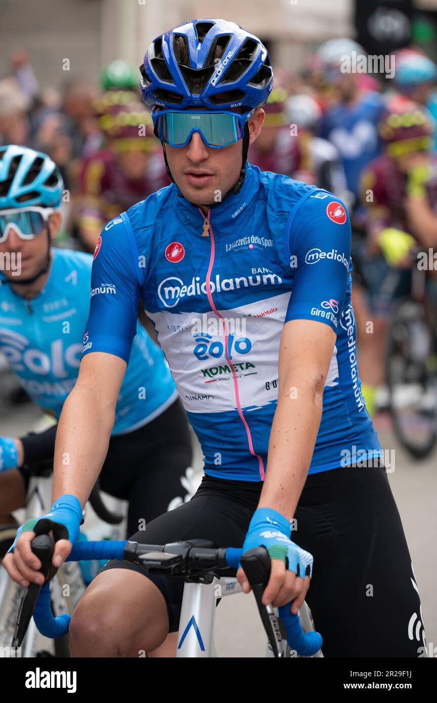 Bra, Italia. Maggio 18th 2023. Il ciclista italiano Davide Bais, della Eolo-Kometa Cycling Team e della maglia blu al giro d'Italia, poco prima dello start della dodicesima tappa da Bra (Cuneo) a Rivoli (Torino). Credit: Luca Presentia / Alamy Live News Foto Stock