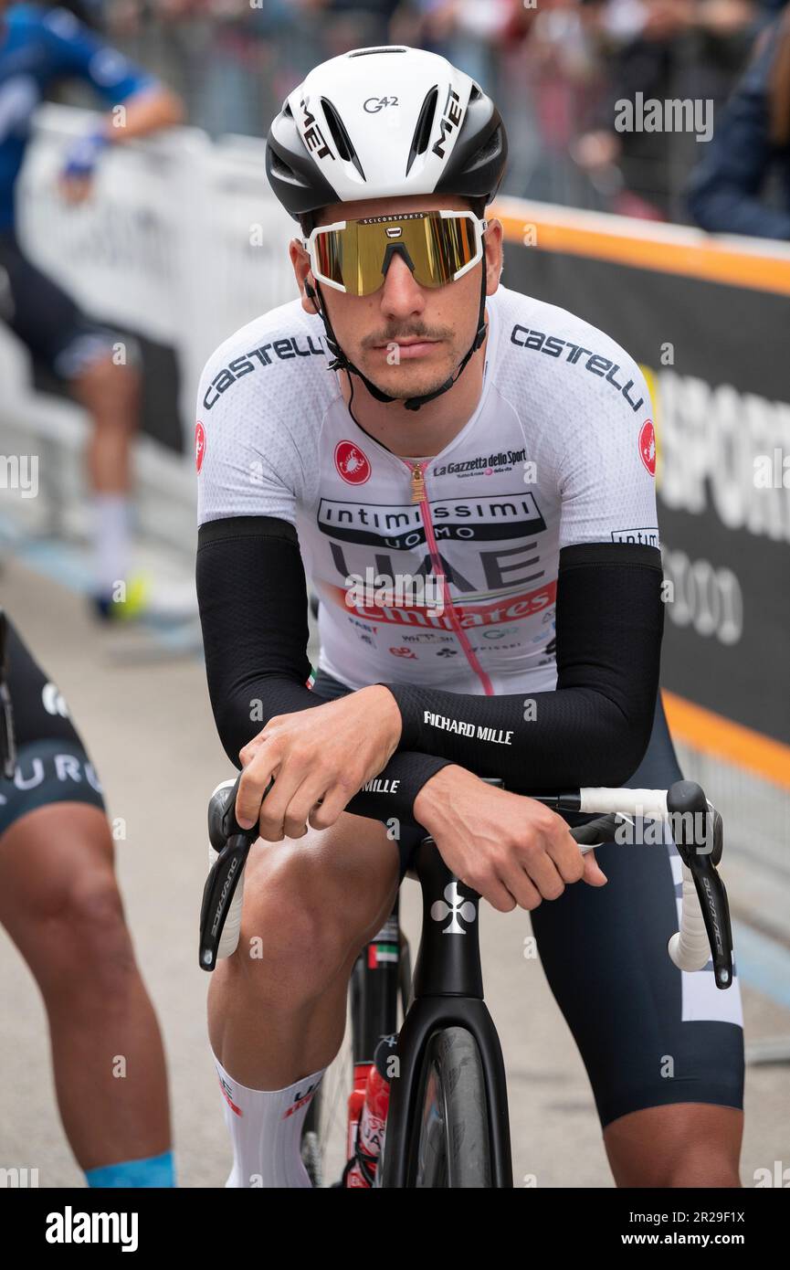Bra, Italia. Maggio 18th 2023. Il ciclista portoghese Pedro Gonchalves Almeida, della scuderia Emirates del Team UAE e della maglia bianca al giro d'Italia, poco prima João inizio della dodicesima tappa da Bra (Cuneo) a Rivoli (Torino). Credit: Luca Presentia / Alamy Live News Foto Stock