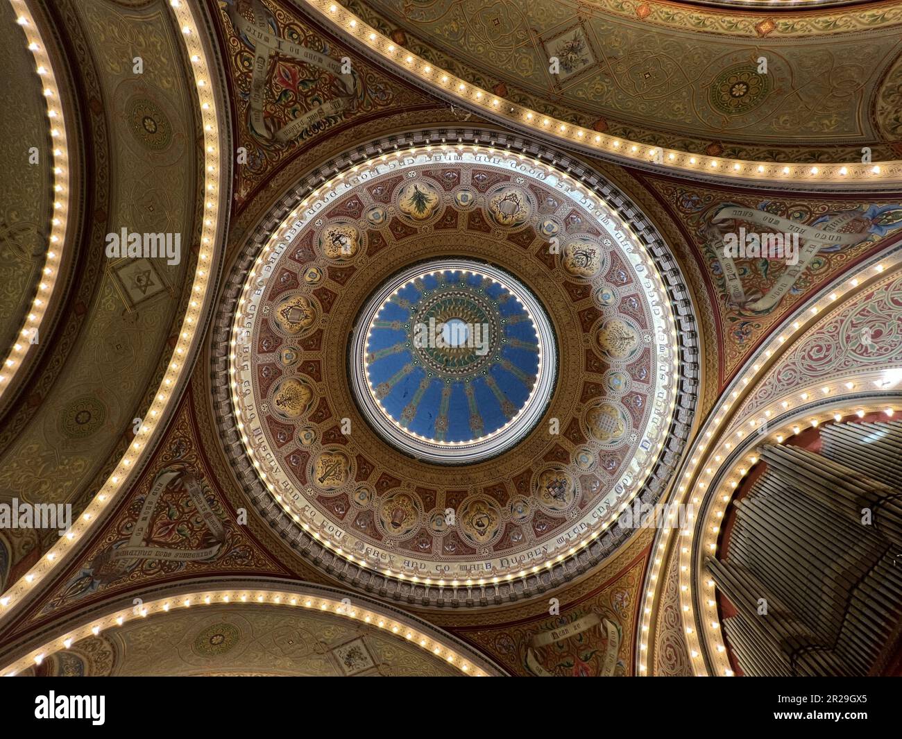 Vista dal basso dell'architetto Albert Pissis del 1905, cupola della sinagoga Sherith Israel, pendenti e intrados, decorata con motivi rinascali bizantini a San Francisco, California, 30 ottobre 2022. Foto gentilmente concessa da Sftm. (Foto di Gado/Sipa USA) Foto Stock