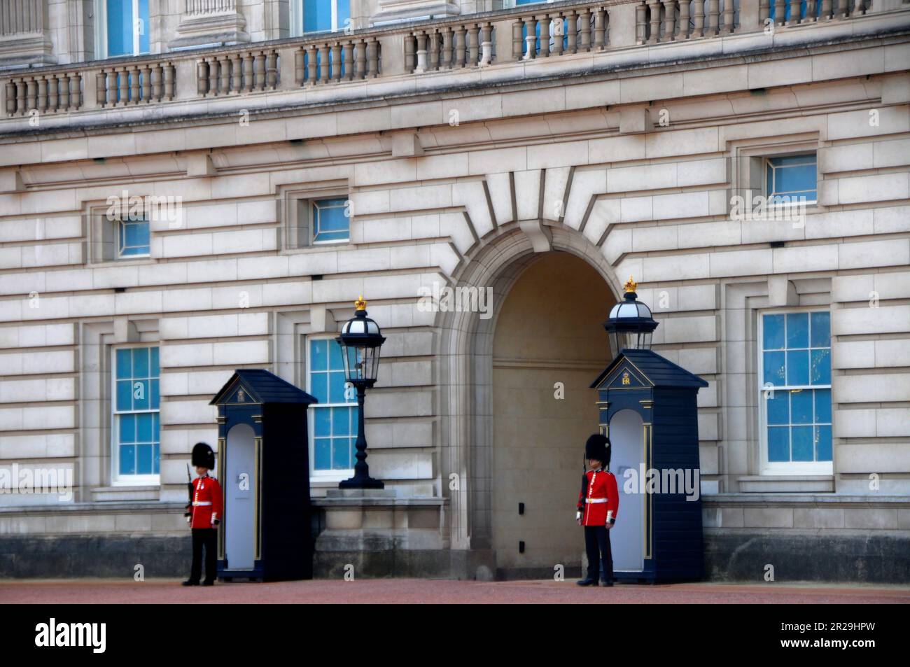 Protezioni a Buckingham Palace Foto Stock
