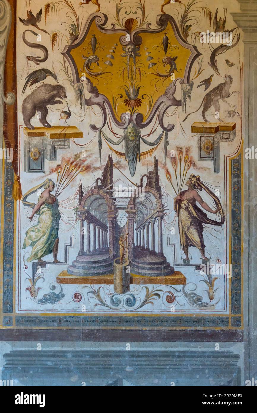 Torrechiara,Italia-31 luglio 2022:Dettagli degli splendidi interni affrescati del castello di Torrechiara in provincia di Parma durante una giornata di sole Foto Stock