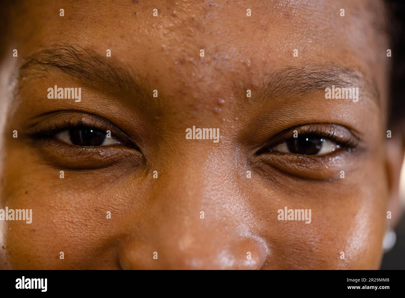Primo piano ritratto di una donna d'affari afro-americana che guarda la macchina fotografica Foto Stock