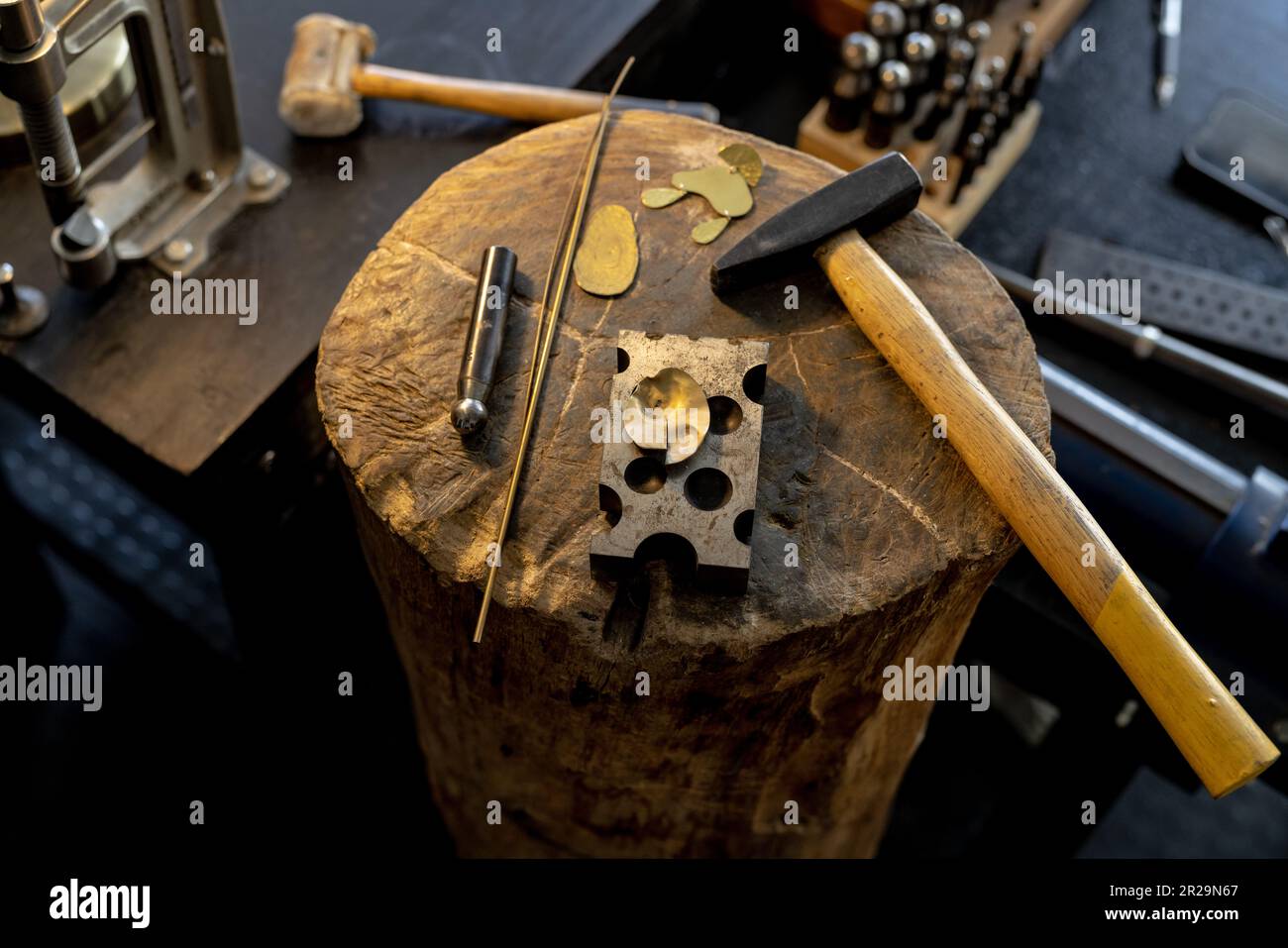 Primo piano del tronco in legno con utensili e materiali in officina Foto Stock