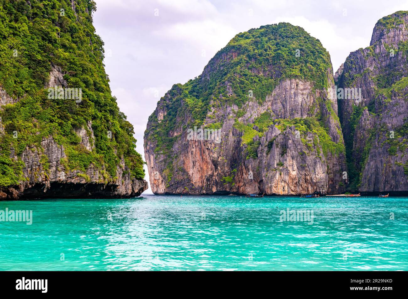 Vista della famosa Baia di Maya, Thailandia. Una delle spiagge più popolari del mondo. Ko Phi Phi isole. Spiaggia senza persone. Foto Stock