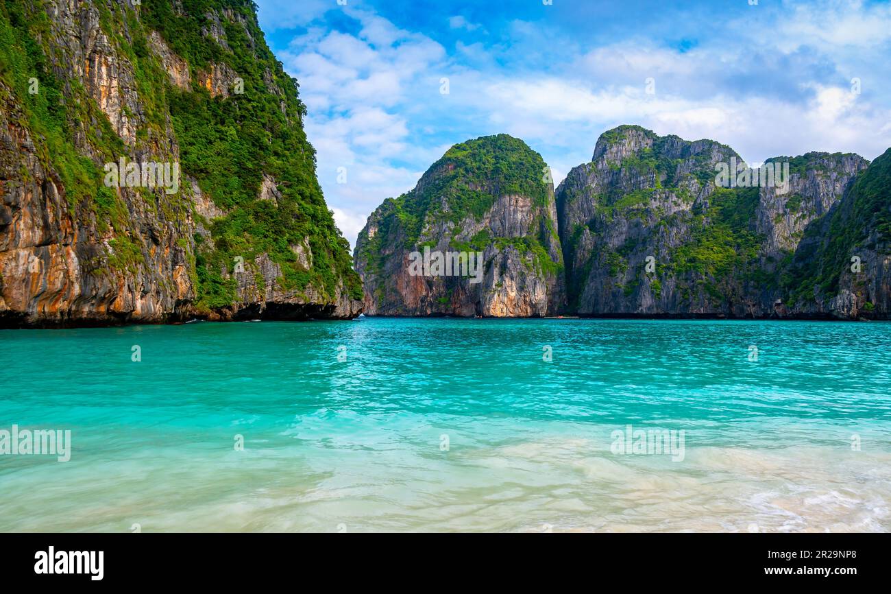 Vista della famosa Baia di Maya, Thailandia. Una delle spiagge più popolari del mondo. Ko Phi Phi isole. Spiaggia senza persone. Foto Stock