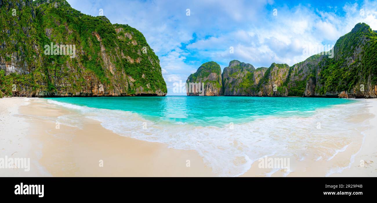 Vista della famosa Baia di Maya, Thailandia. Una delle spiagge più popolari del mondo. Ko Phi Phi isole. Spiaggia senza persone. Foto Stock