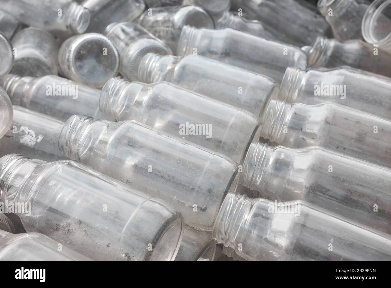 Bottiglie di vetro vuote usate conservate per il riciclaggio, focalizzazione selettiva. Foto Stock